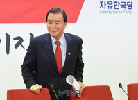 [포토] 인사말하는 홍문표 사무총장