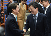 [포토] 악수하는 안철수-유승민