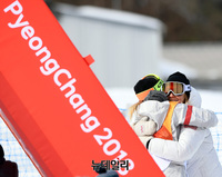 [포토] 女 하프파이프, 코치와 포옹하는 클로이 김