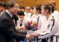 [포토] 北태권도 시범단과 악수 하는 박원순