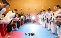 [포토] 인사 하는 남·북 태권도 시범단