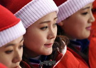 [포토] 남북단일팀 경기 지켜보는 北응원단