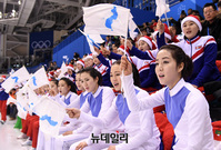[포토] 한반도기 흔드는 北 응원단