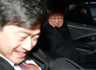 [포토] 1심선고 직후 차에오른 송희영 전 조선일보 주필