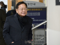 [포토] 주머니에 손넣고 법원 나서는 송희영