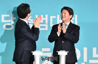 [포토] 박수치는 안철수-유승민