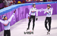 [포토] 5000m 계주 결선 확정 지은 男쇼트트랙선수들
