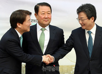 [포토] 출범 후 첫 악수 나누는 유승민-안철수