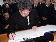 [포토] 참배 후 방명록 남기는 유승민