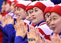 [포토] 여자아이스하키, 박수치는 北응원단