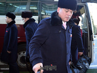 [포토] 남북출입사무소 들어서는 北 태권도 시범단