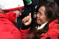 [포토] 기쁨의 눈물 흘리는 스켈레톤 황제 윤성빈 선수 어머니