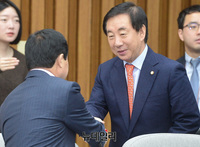 [포토] 악수 나누는 김성태 자유한국당 원내대표