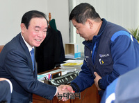 [포토] 한국GM 노조와 악수 나누는 장병완