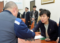 [포토] 한국GM 노조와 악수 하는 조배숙 대표