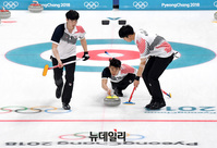 [포토] 스위핑 하는 남자 컬링 대표팀