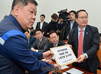 [포토] 요구서 전달하는 한국GM 노조