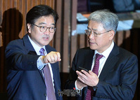 [포토] 본회의서 대화 나누는 우원식-김동철