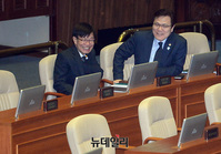 [포토] 본회의서 미소 짓는 김상조-최종구