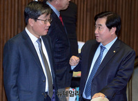 [포토] 본회의 참석한 이석현 전 국회부의장