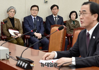 [포토] 조명균 바라보는 강경화-최종구-김상조-피우진