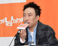 [포토] 독특하게 마이크 잡은 박명수