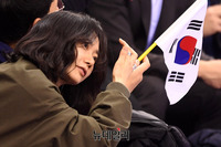 [포토] 쇼트트랙 응원하는 배우 배두나