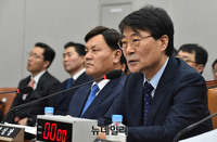 [포토] 의원들의 질문에 답변하는 장하성 대통령 정책실장