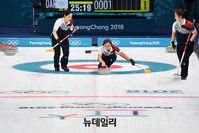 [포토] 러시아출신 선수들과 예선펼치는 여자 컬링 대표팀