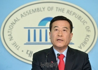 [포토] 현안 관련 브리핑 하는 허성우 자유한국당 수석부대변인