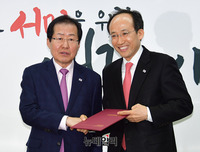 [포토] 기념촬영하는 홍준표-추경호