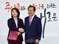 [포토] 기념촬영하는 홍준표-전희경