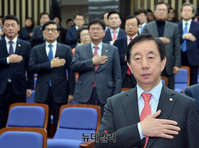 [포토] 국민의례 하는 김성태 원내대표