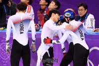 [포토] 메달 획득 실패, 위로하는 남자 계주팀