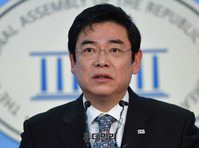 [포토] 현안관련 브리핑하는 홍지만 한국당 대변인