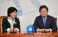 [포토] 추미애 대표 찾은 유승민 공동대표