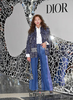 [포토] 팝업스토어 오픈행사에 등장한 배우 이호정