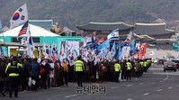 [포토] 거리행진하는 자민총 집회 참가자들