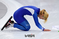 [포토] 은메달 획득 후 관중석에 절하는 김보름 선수