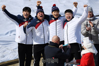 [포토] 은메달 수상하는 한국 남자 봅슬레이 대표팀