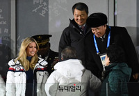 [포토] 악수하는 文대통령-北김영철