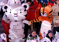 [포토] 평창올림픽 폐막, 손잡은 수호랑-호돌이