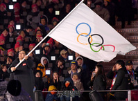[포토] 오륜기 전달 받은 천지닝 베이징 시장