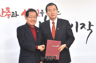 [포토] 임명장 받는 홍문표 자유한국당 공천관리위원장