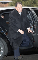 [포토] 차에서 내리는 北 김영철