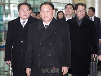 [포토]  北으로 향하는 김영철-리선권