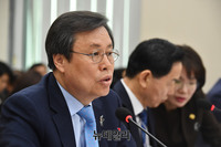 [포토] 교문위 출석한 도종환 문화체육관광부 장관