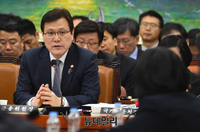 [포토] GM 사태관련 질문 받는 최종구 금융위원장