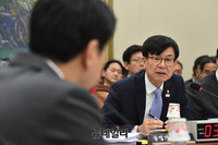 [포토] 답변하는 김상조 공정거래위원장