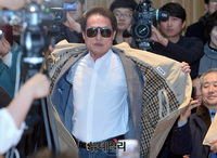 [포토] 옷 벗는 조희연 서울시교육감